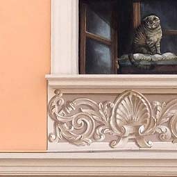 Decorazione di una facciata con finta finestra con gatto