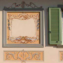 Facciata con decorazione classica policroma