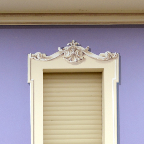 Dettaglio spalline con decorazione moderna