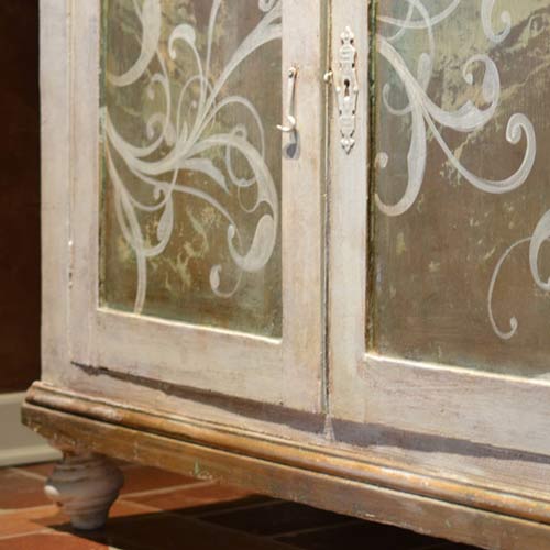 Mobiletto decapato e decorato