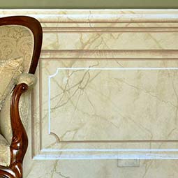 Boiserie alta con finto marmo e parete tinteggiata color salvia