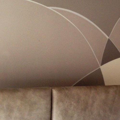 Decorazione moderna sui toni tortora - testiera letto