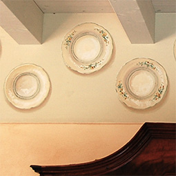 Decorazione parietale con piatti classici